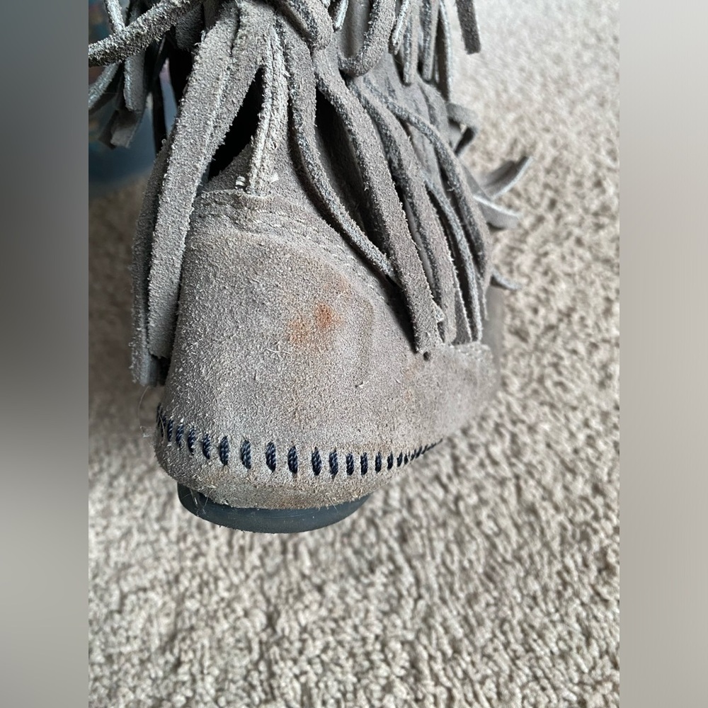 Grey Minnetonka 3 layer fringe boots - Picture 5 of 11